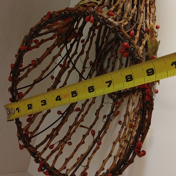 Wicker Cornacopia basket with berries and leaves - Picture 4 of 6